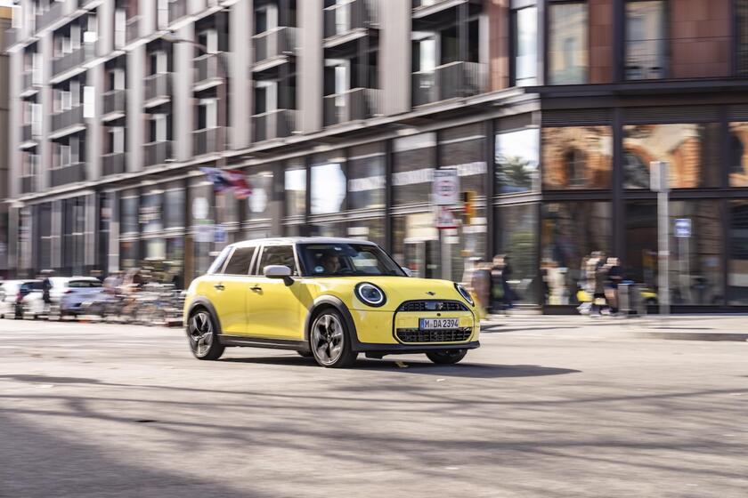 Mini Cooper S 5 porte, nuove foto ufficiali