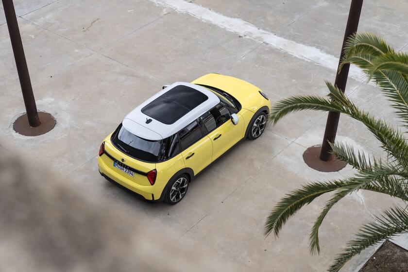 Mini Cooper S 5 porte, nuove foto ufficiali