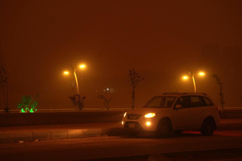 Tempesta di sabbia in Iraq, il cielo di Nasiriyah si tinge di rosso