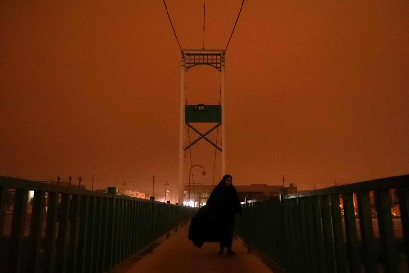 Tempesta di sabbia in Iraq, il cielo di Nasiriyah si tinge di rosso