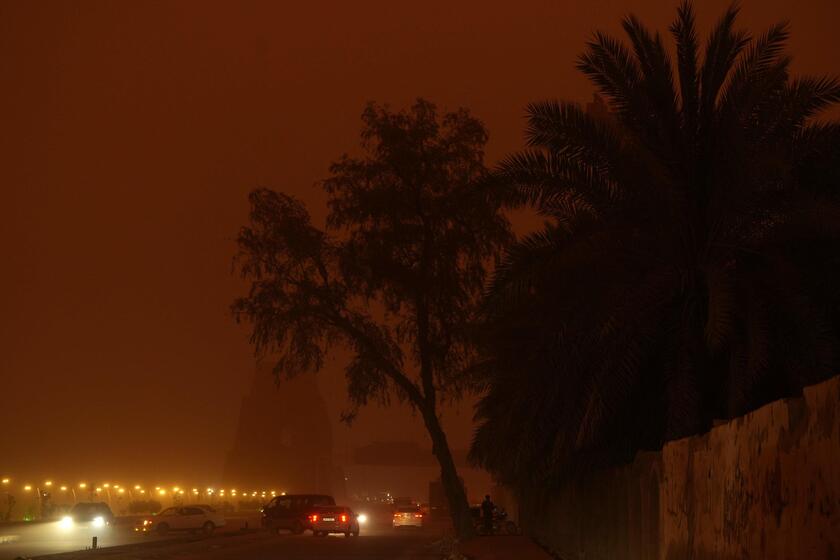 Tempesta di sabbia in Iraq, il cielo di Nasiriyah si tinge di rosso