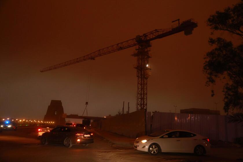 Tempesta di sabbia in Iraq, il cielo di Nasiriyah si tinge di rosso