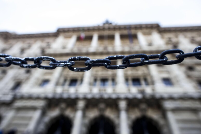 - RIPRODUZIONE RISERVATA