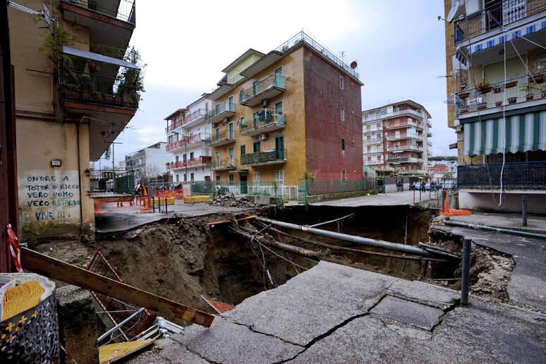 Voragine a Napoli - RIPRODUZIONE RISERVATA