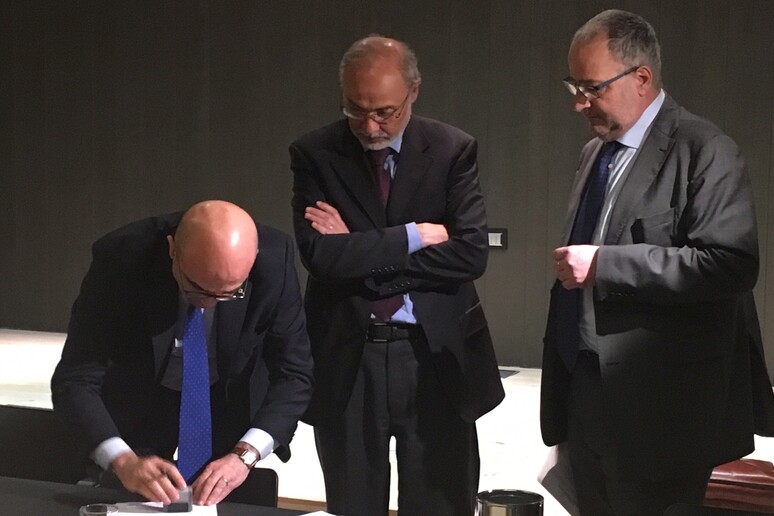 Firma accordo - RIPRODUZIONE RISERVATA