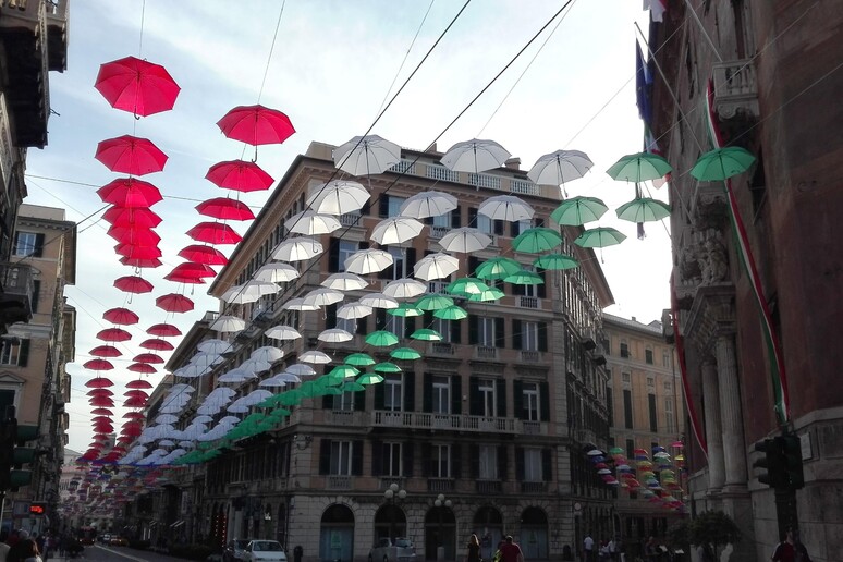 2 Giugno: Tricolore di ombrelli davanti prefettura Genova - RIPRODUZIONE RISERVATA