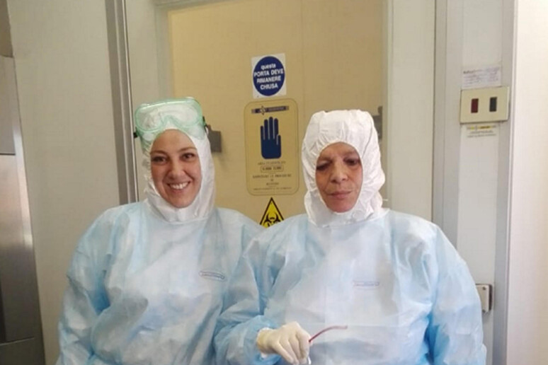 La ricercatrice del Sacco, Alessia Lai, e Claudia Balotta, a capo del team - RIPRODUZIONE RISERVATA