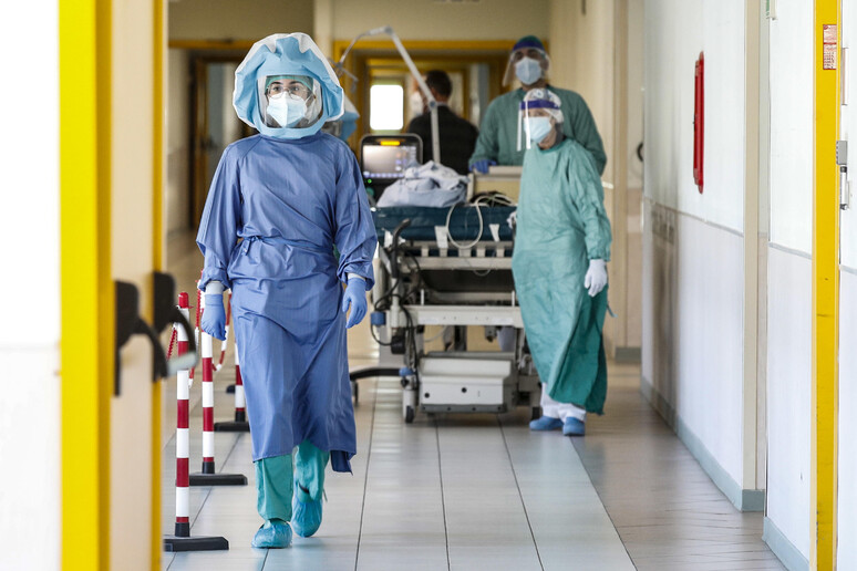 COVID: NEL 2021 TORNA A SALIRE SPERANZA DI VITA, +0,2 ANNI - RIPRODUZIONE RISERVATA