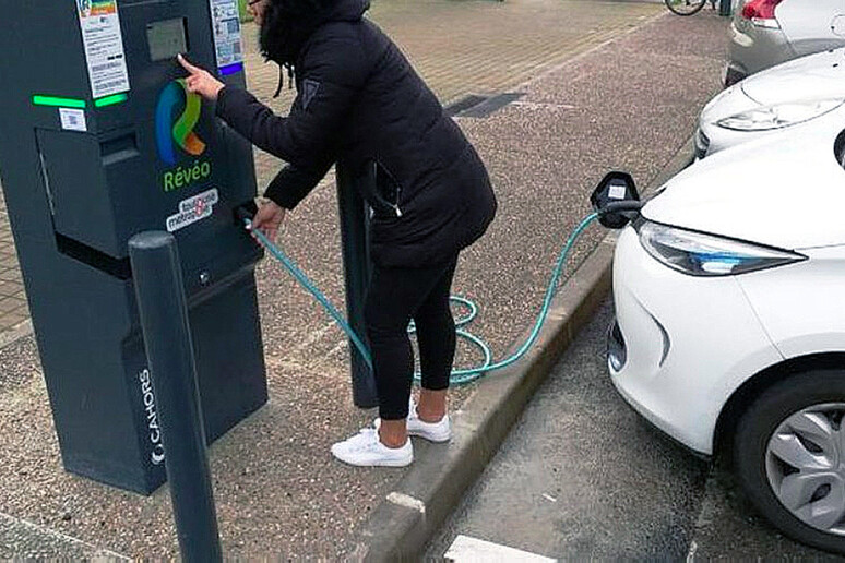 Francia, possibili limitazioni alla ricarica auto elettriche © ANSA/web