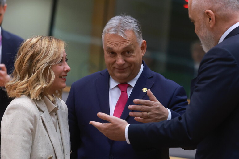 La premier italiana Giorgia Meloni e il primo ministro ungherese Victor Orban. Immagine d 'archivio © ANSA/EPA
