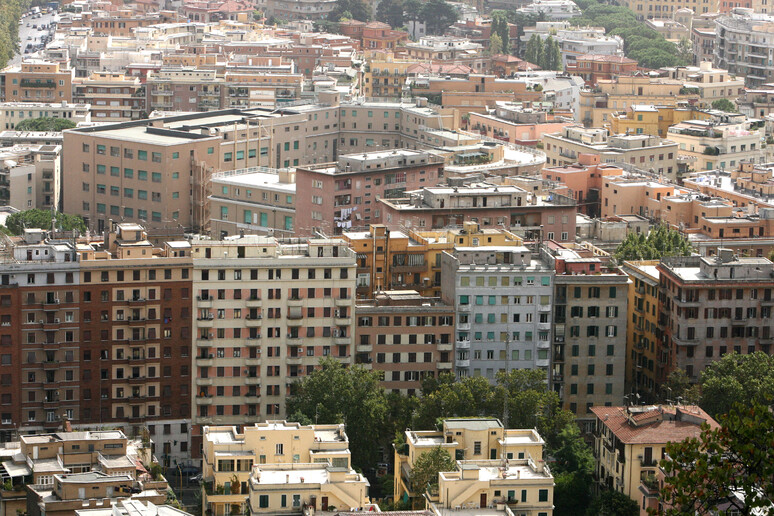 Una panoramica delle case a Roma - RIPRODUZIONE RISERVATA