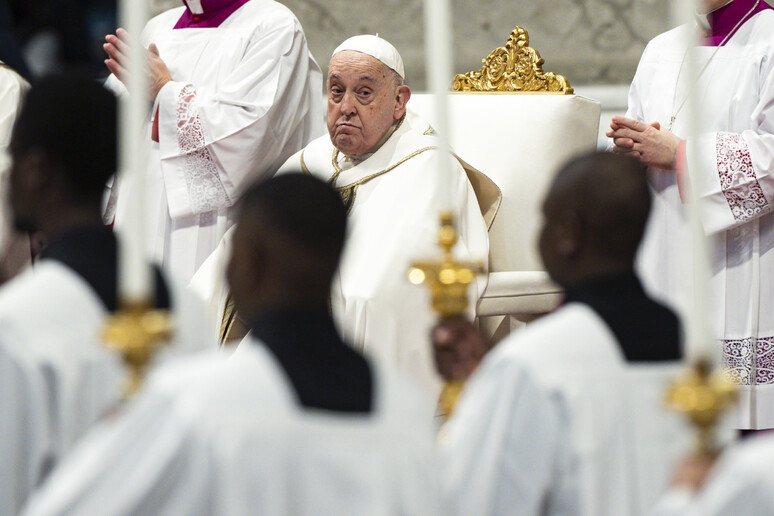 Il Papa nella basilica di San Pietro per la messa dell 'Epifania - RIPRODUZIONE RISERVATA