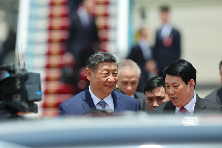Xi Jinping al suo arrivo nel Vietnam © ANSA/EPA