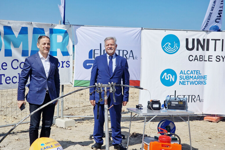- RIPRODUZIONE RISERVATA