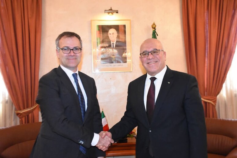- RIPRODUZIONE RISERVATA