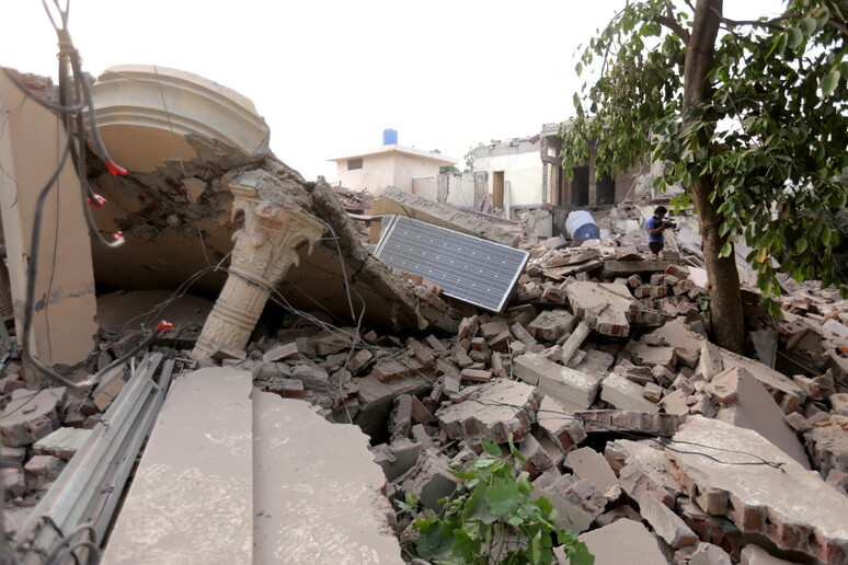 General view of a destroyed building after Indian missile strikes in Muridke © ANSA/EPA