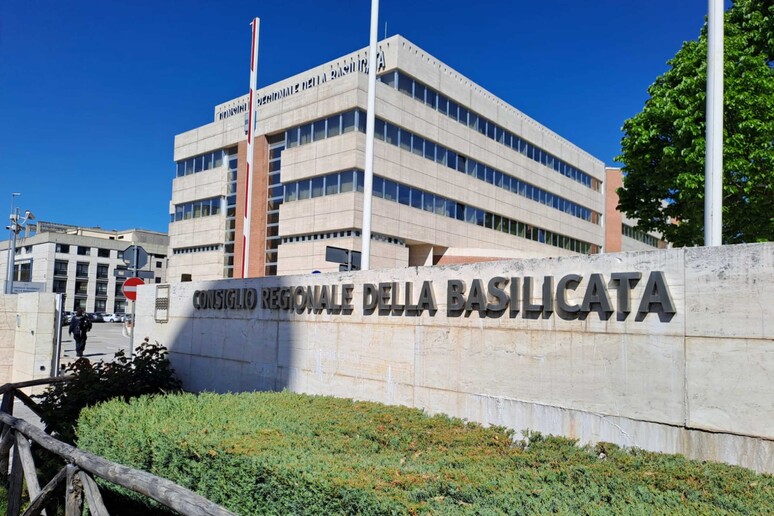 - RIPRODUZIONE RISERVATA