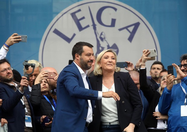 Matteo Salvini e Marine Le Pen durante la manifestazione dei sovrtanisti a Milano © ANSA