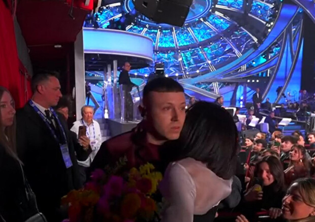Sanremo: Lazza scende in platea e consegna fiori alla mamma © ANSA
