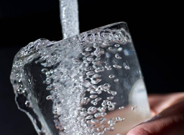 A scuola si beve sempre più acqua del rubinetto