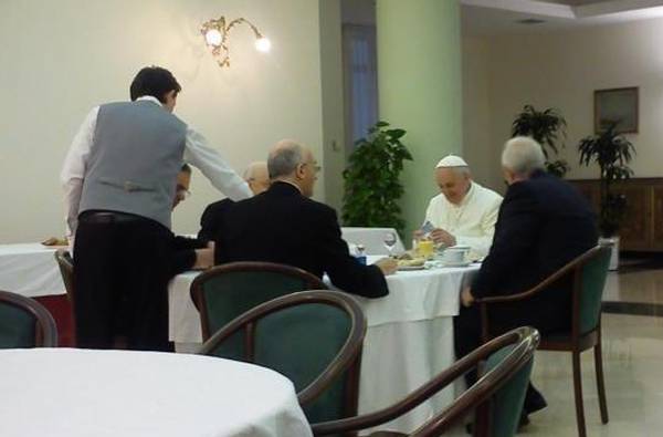 In una foto postata su twitter Papa Francesco seduto a un tavolo della sala ristorante del Collegio di Santa Marta dove risiede, insieme ad altri 4 prelati, Citta' del Vaticano. TWITTER/FRANCESCO GRANA