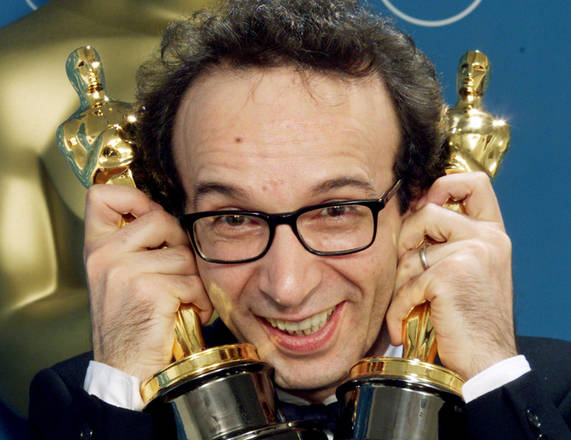 Roberto Benigni  vince l'Oscar come miglior attore e miglior film straniero con 'La vita e' bella' nel 1999