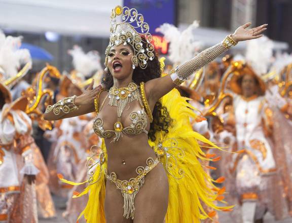 Brasile, a San Paolo carnevale a ritmo di samba