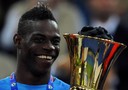 Mario Balotelli festeggia con la Coppa Italia