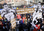 In piazza con striscioni e cartelloni