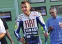 Con la stampella nel paddock del circuito di Brno