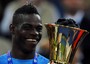 Mario Balotelli festeggia con la Coppa Italia