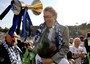 Il presidente Massimo Moratti alza il trofeo del 18/o scudetto