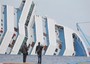 La nave Costa Concordia naufragata davanti al porto dell'Isola del Giglio