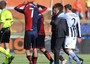 Il capitano del Genoa Marco Rossi si sfila la maglia al termine di Genoa-Siena