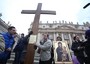 I giovani del Centro S. Lorenzo portano la croce delle GMG donata loro da Giovanni Paolo II come ogni giorno in piazza San Pietro per recitare il rosario