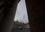 Il cielo grigio sopra Piazza San Pietro