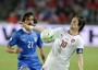 Tomas Rosicky (d) in azione con Andrea Pirlo