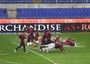 I calciatori della Roma si tuffano sul prato, incitati dai tifosi, al termine della sgambatura chiesta dall'allenatore Rudi Garcia dopo il rinvio di Roma-Parma allo stadio Olimpico
