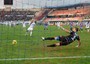 Catania-Livorno 1-2: al 27' st Paulinho realizza il rigore concesso dall'arbitro per il fallo di Frison ai danni di Emeghara