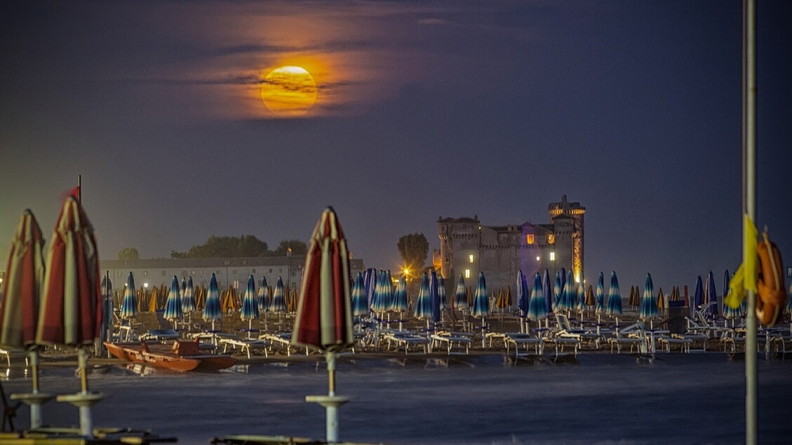 La prima Luna piena di  agosto sul castello di Santa Severa, sul litorale romano tra Roma e Civitavecchia (fonte: Marco D 'angelo, del Gruppo Astrofili Palidoro) - RIPRODUZIONE RISERVATA