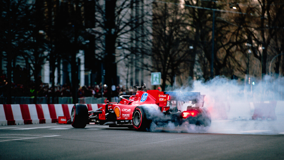 Ferrari-show a Milano, duetto Mondiale Leclerc-Hamilton