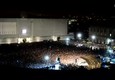 Fan di Pino Daniele suonano in piazza Plebiscito a Napoli © ANSA