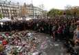 Parigi: minuto di silenzio davanti al Bataclan © Ansa