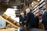 El presidente Mattarella ante un ejemplar de la tradicional Enciclopedia.