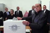 Berlusconi vota a Milano e si scusa per la ressa dei fotografi