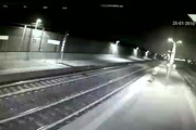 Le scintille del treno a Pioltello e i passanti che scappano