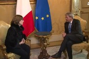 Gentiloni incontra l'insegnante accoltellata da studente