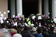 Cisterna, l'arrivo delle bare con Alessia e Martina