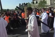 Parigi, la Via Crucis a Notre Dame