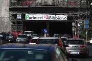 Con uno striscione Fratelli d'Italia attacca Pd su Bibbiano